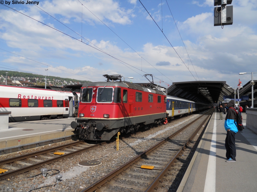 Re 4/4'' 11224 am 15.5.2012 in Zrich HB mit dem IR 2582 nach Schaffhausen. Dieser Zug fhrte anstelle der planmssigen Bpm 51 an der Spitze zwei NPZ B's. Einer davon noch mit dem Logo der Basler-S-Bahn, wo der Wagen im Elsass eingesetzt wurde.