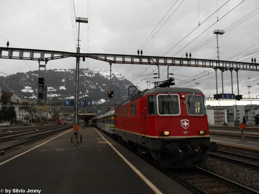 Re 4/4'' 11227 verlsst am 28.2.2010 mit dem IR 2419 ''Voralpen-Express'' Arth-Goldau in Richtung Sattel.