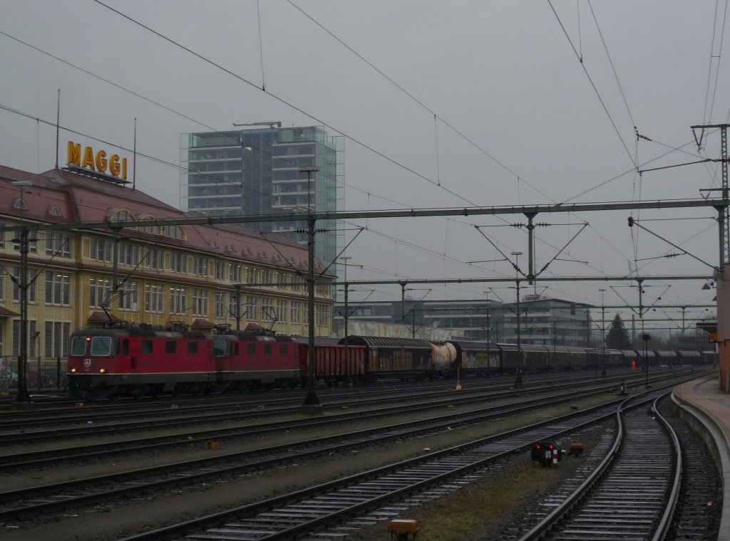 Re 4/4  11241 und Re 4/4  11173 erreichen mit FE 44696 aus Zrich-Limmattal nach Kornwestheim die Hohentwielstadt Singen. 12.12.09