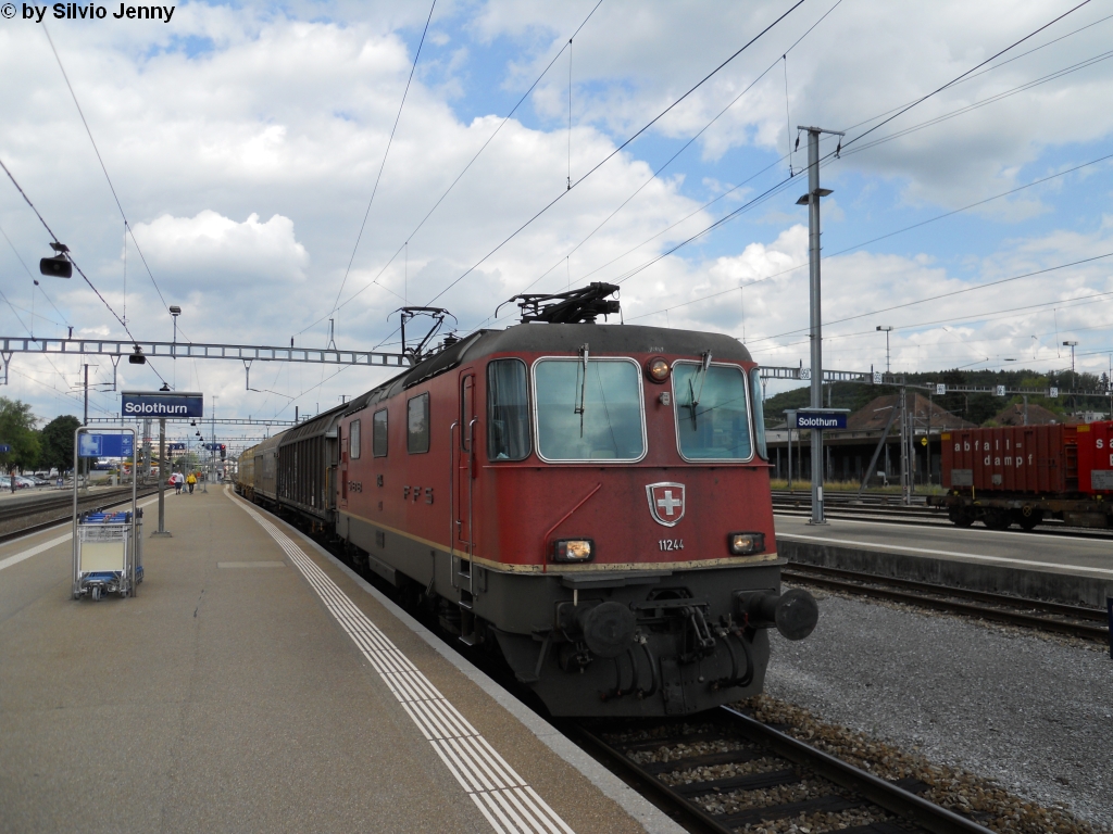 Re 4/4'' 11244 am 27.7.2010 bei der Durchfahrt mit einem Postzug (vmtl. nach Daillens) in Solothurn.