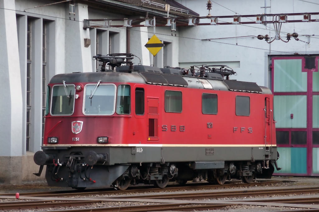 Re 4/4 11251 abgestellt im Depot Erstfeld, 1.10.2011. 