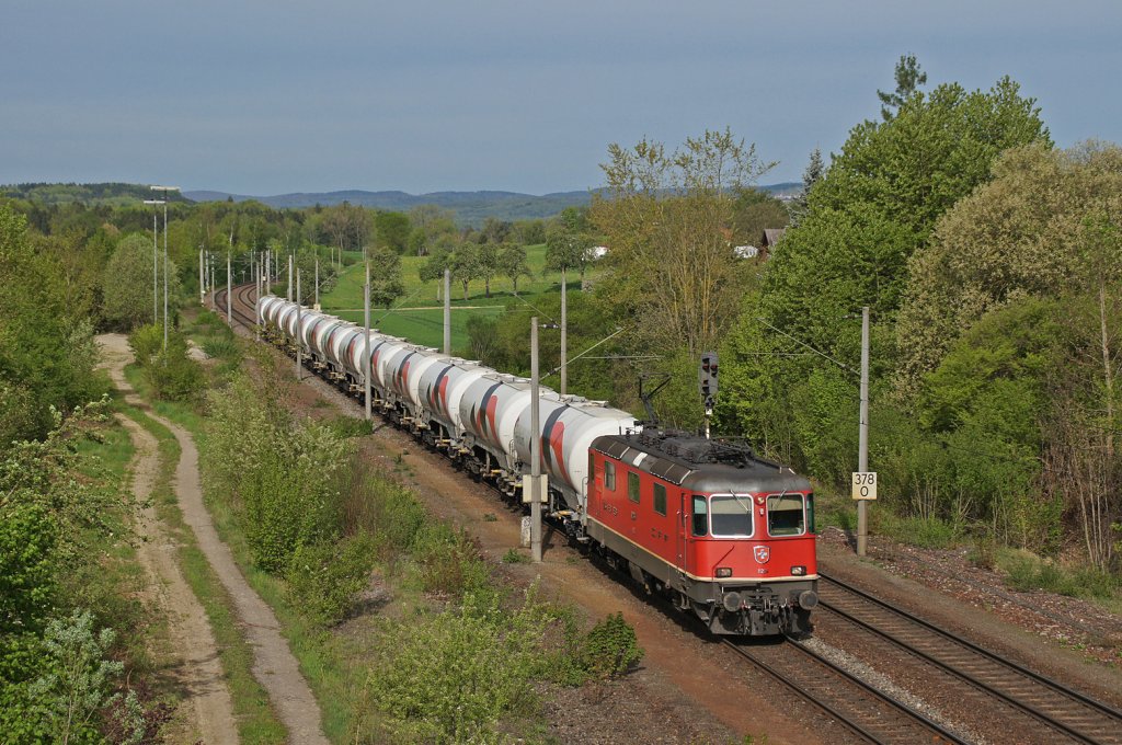 Re 4/4  11264 bringt Leerwagen fr das Holcim Werk Dotternhausen bei Gottmadingen als DGS 95208 aus Schaffhausen GB nach Singen(Htw). 30.04.12