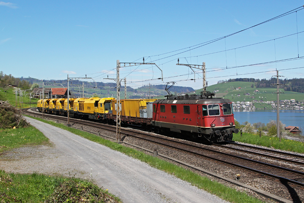 Re 4/4 11270 mit einem Bauzug am 26.04.2012 bei Immensee.