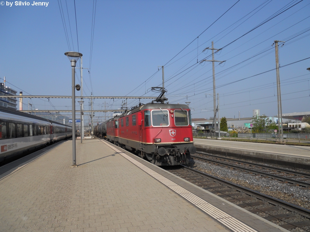 Re 4/4'' 11271 + 11283 am 21.4.2010 in Pratteln mit einem lzug.