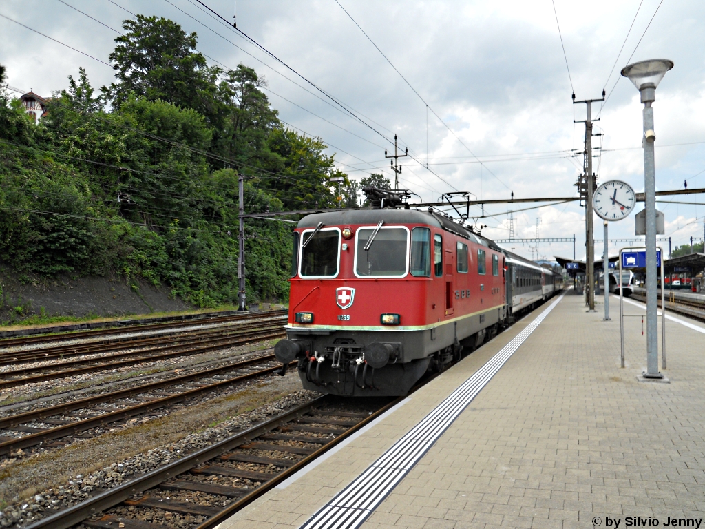 Re 4/4'' 11299 verlsst am 25.7.2010 Rorschach als RE 3817 nach Chur.