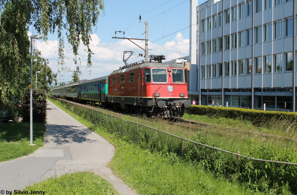 Re 4/4'' 11301 am 6.6.2013 bei Heerbrugg als RE 3823 nach Chur.