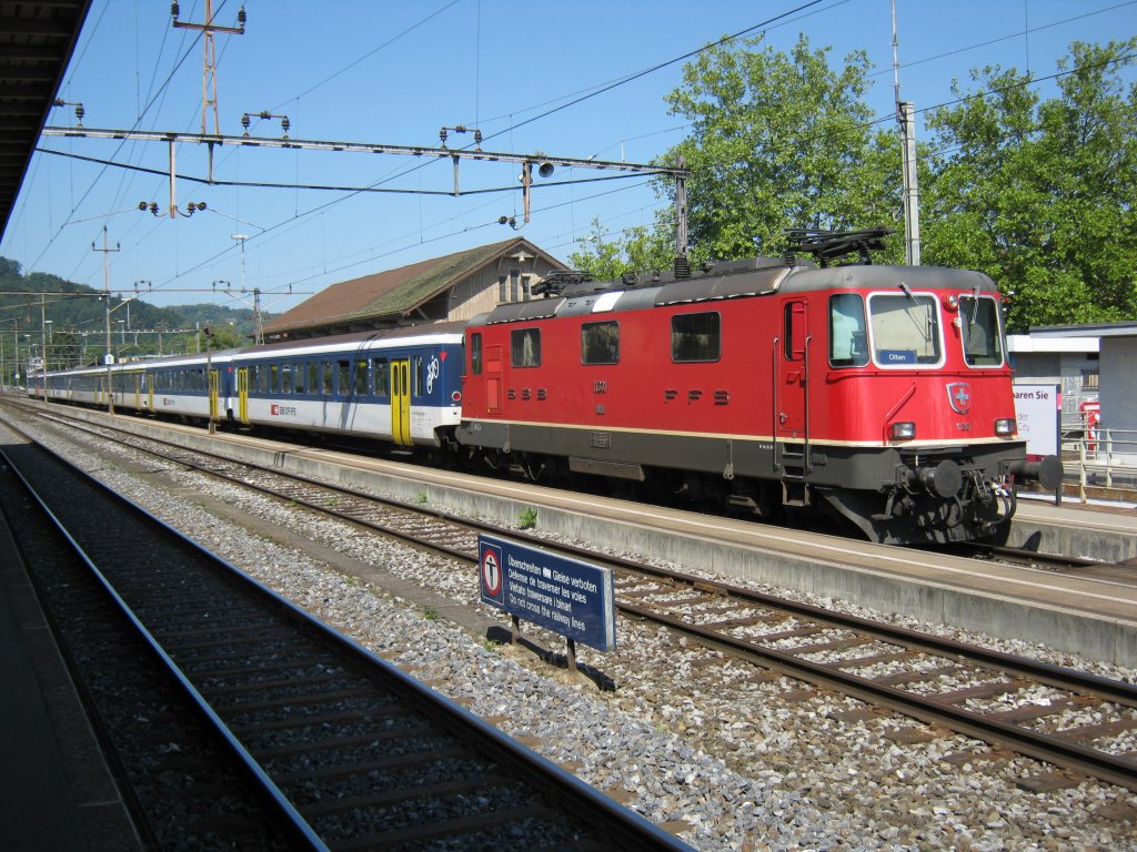 Re 4/4 11301 (Zugsschluss) und RBe 540 034 (Zugsspitze, Ersatz fr BDt) mit RE 3622 im Bahnhof Wettingen, 03.09.2010.