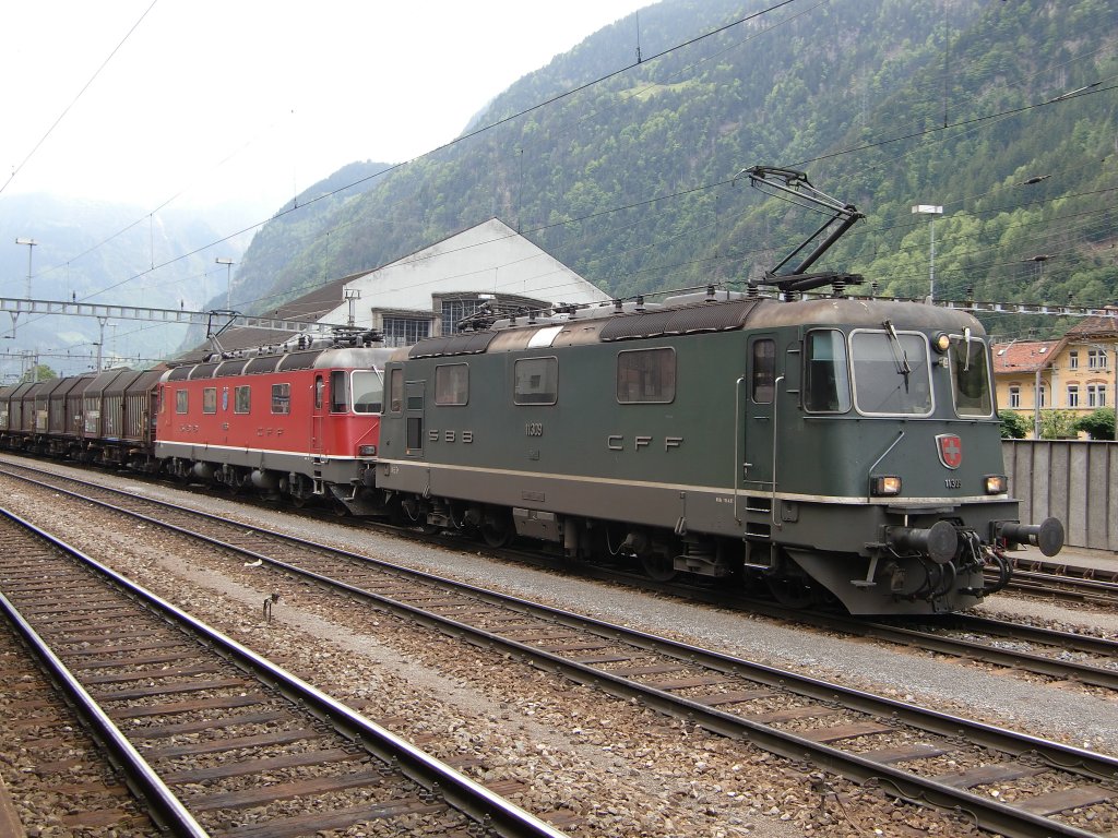 Re 4/4 11309 mit Re 6/6  Travers  als Re 10/10 im Bahnhof Erstfeld. 28.5.2010