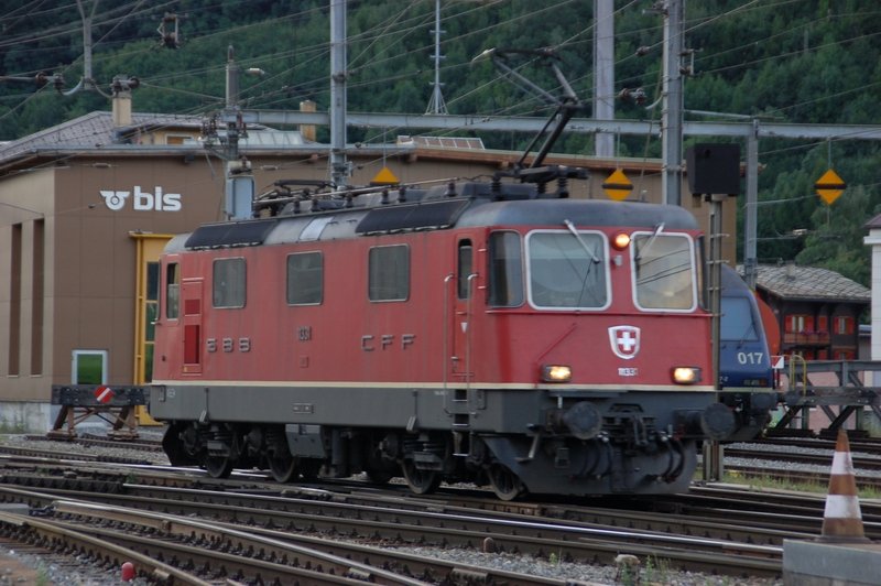 Re 4/4 11331 fuhr am 4. August 2009 in Brig vor dem Lokdepot der BLS.