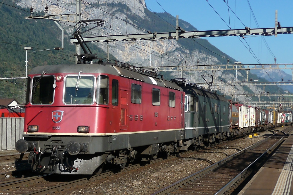 Re 4/4 11333 und eine unbekannt gebliebene Re 6/6 mit einem Gterzug in Erstfeld, 1.10.2011