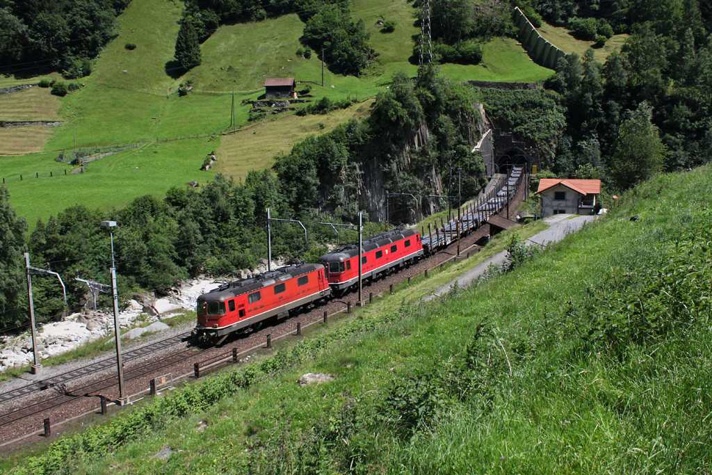 Re 4/4 11357 und eine Re 6/6 mit einem Gterzug am 27.06.2011 bei Wassen an der Gotthardstrecke.