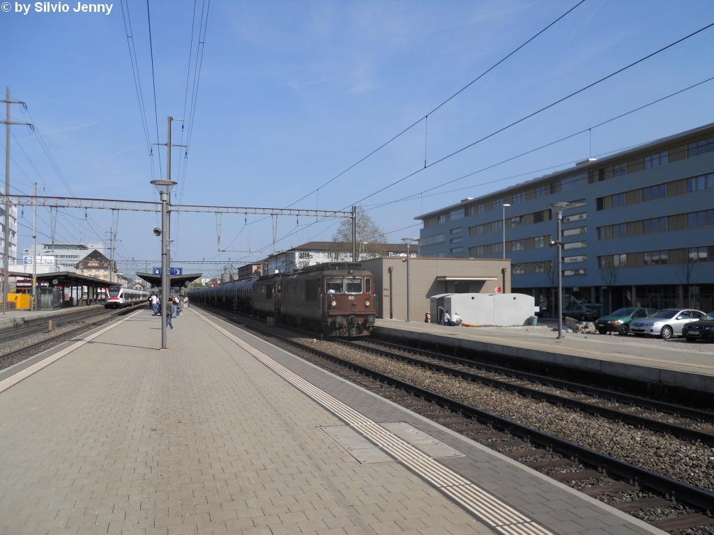 Re 4/4 165 ''Moutier'' + 164 ''Lengnau'' am 21.4.2010 bei der Durchfahrt in Pratteln. Seit der Liberalisierung des Gterverkehrs sind die Re 425 regelmssige Gste in Basel.
