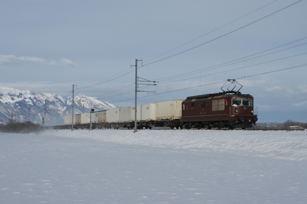 Re 4/4 165 zieht am 13.12.2012 einen Gterzug von Buchs Richtung Sevelen.