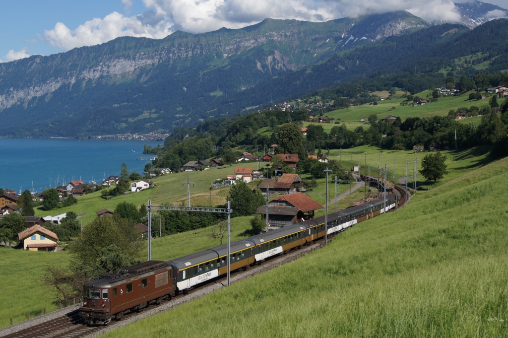 Re 4/4 168 nhert sich am 27.6.21 mit dem RE 3131 Spiez.