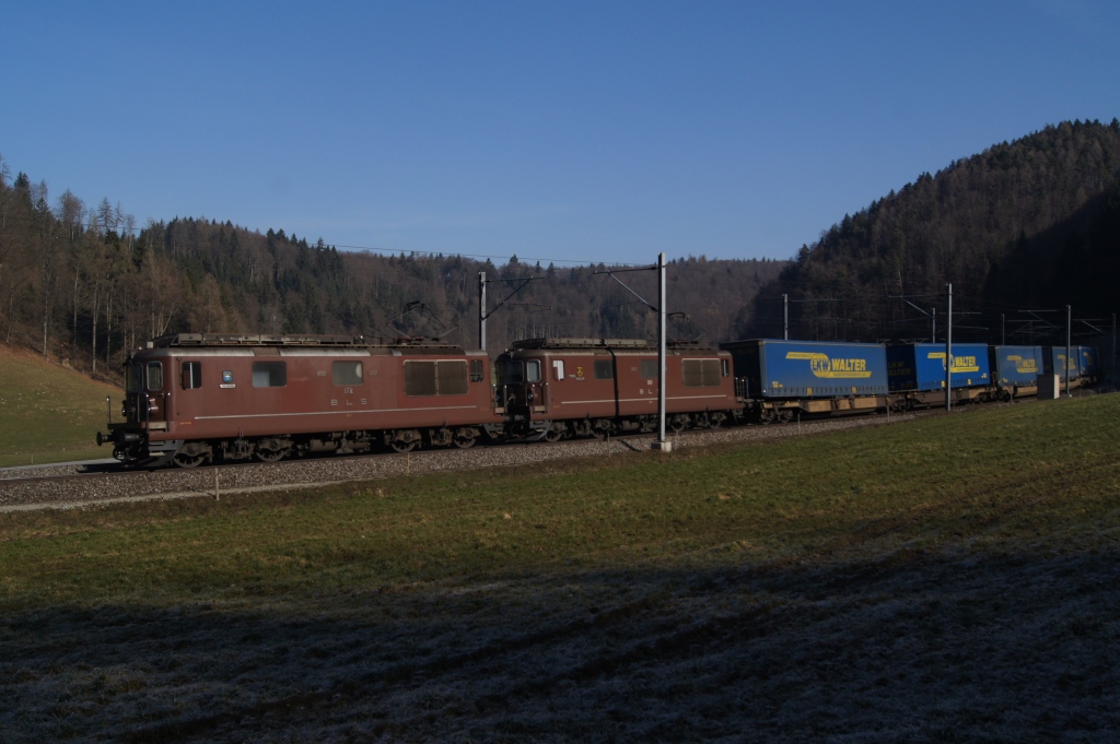 Re 4/4 172 und Re 4/4 180 befinden sich am 10.3.12 zwischen Burgdorf und Wynigen.