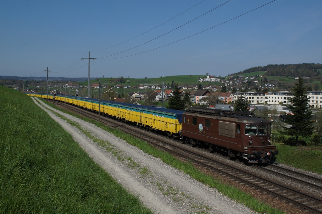 Re 4/4 180 zieht am 24.04.2013 einen Sondermllzug von Eglisau Richtung Niederglatt, aufgenommen kurz nach Eglisau.