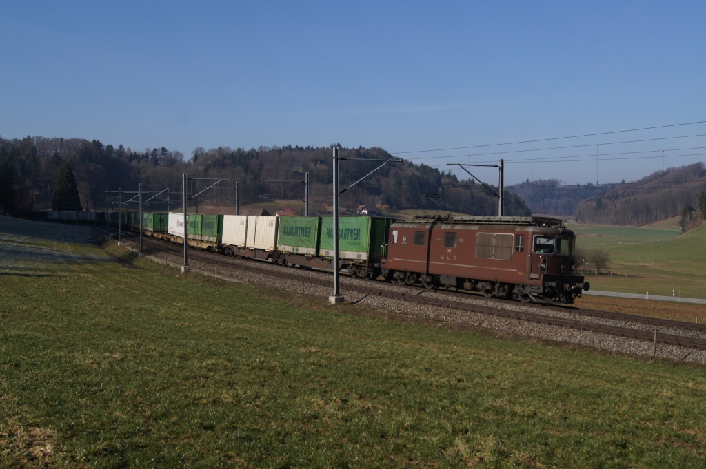 Re 4/4 183 zieht am 10.3.12 einen Containerzug von Burgdorf Richtung Wynigen.