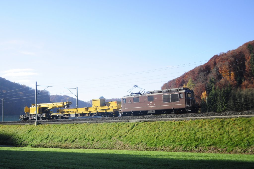 Re 4/4 189 mit Baukran bei Burgdorf am 05.11.2010