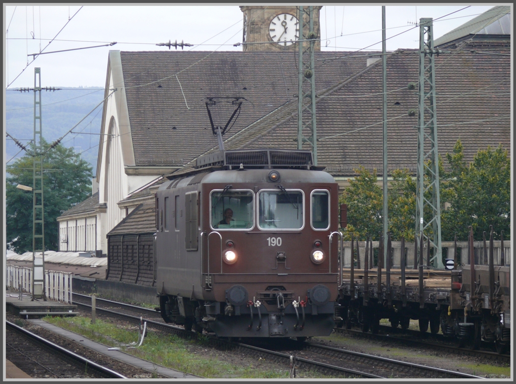 Re 4/4 190 der BLS fhrt in Basel Bad Bf ein. (16.09.2010)