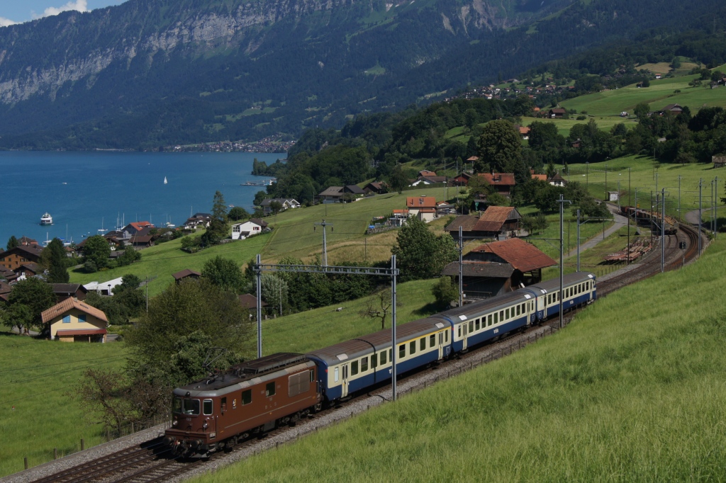 Re 4/4 193 erreicht am 27.6.12 Spiez.