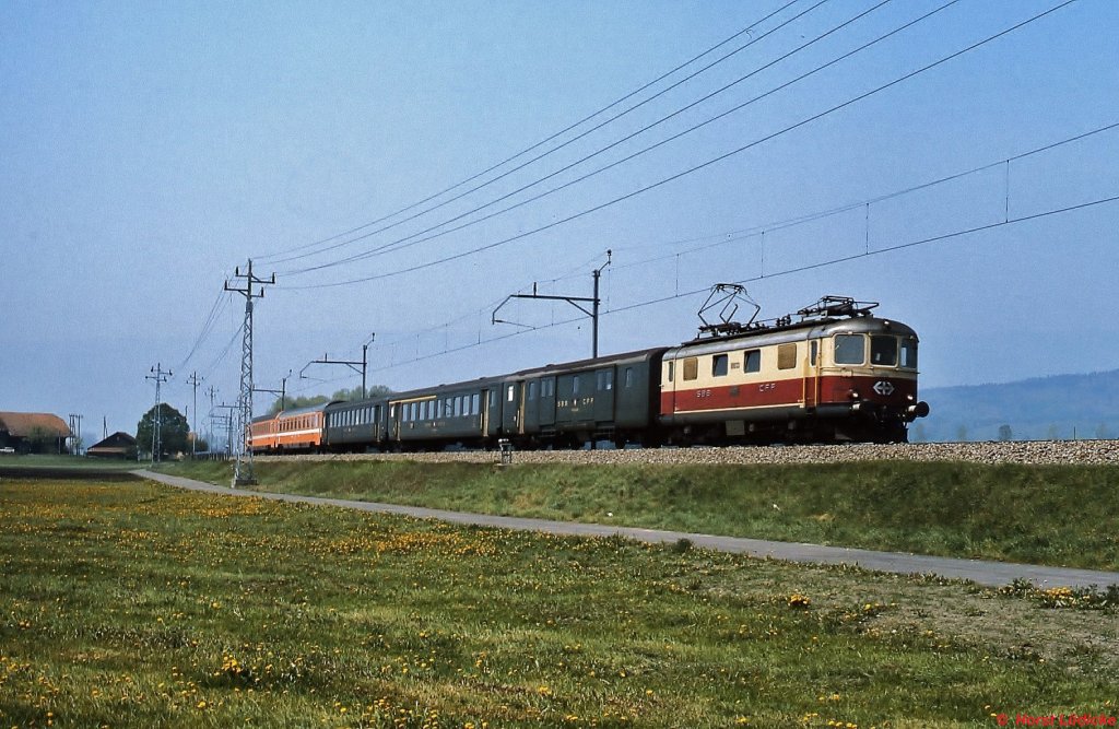 Re 4/4 I 10033 ist im Mai 1981 bei Kerzers unterwegs