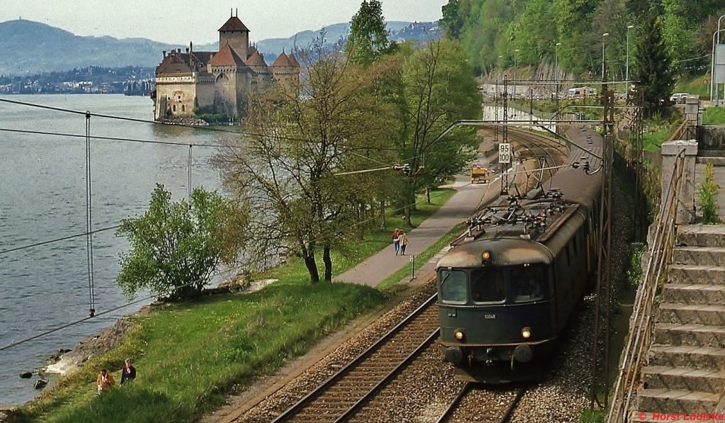 Re 4/4 I 10045 fährt im Mai 1981 vorbei am Schloss Chillon den Genfer See entlang