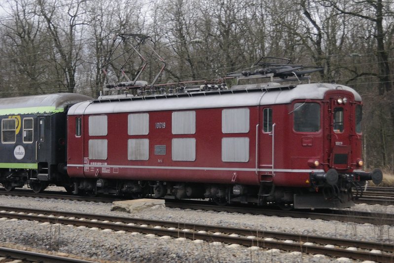 Re 4/4 I im Lokportrait: 10019 trgt ihre 63 Jahre wrdig zur Schau. (Neuoffingen, 04.12.2009).
