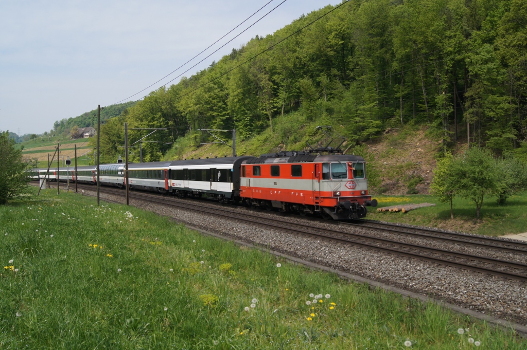 Re 4/4 II 11108 befindet sich am 23.4.11 zwischen Gelterkinden und Tecknau.