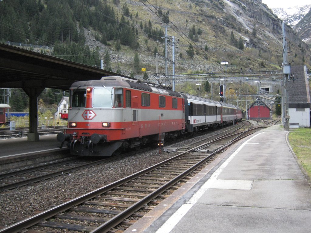 Re 4/4 II 11108 mit IR 2282 im Bahnhof Gschenen, 30.10.2010.