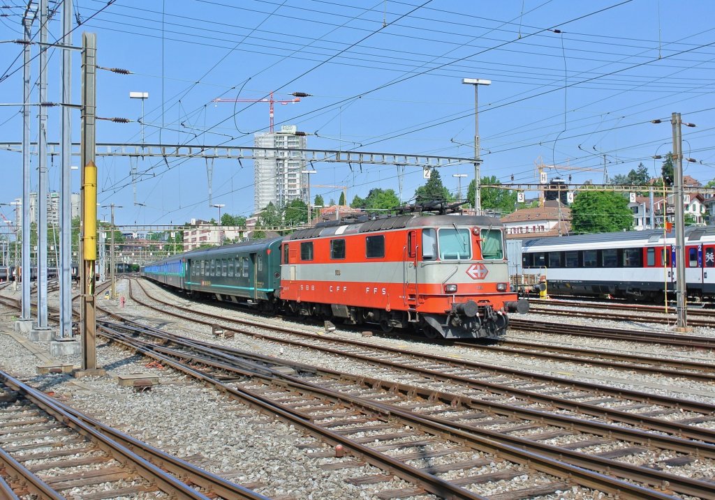 Re 4/4 II 11108, Swiss Express, abgestellt mit einem EWI/II Pendel in Bern. Dieser Zug bedient Mo-Fr den Zug 1483 Bern-Spiez (anschliessend leer zurck), am Samstagnachmittag einige Male Bern-Biel und in der Nach Fr/Sa 1x Bern-Olten, 13.07.2013.
