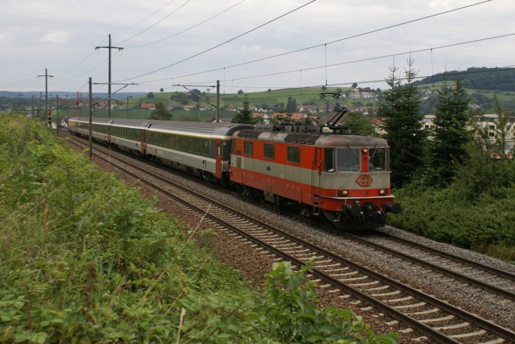 Re 4/4 II 11109 fhrt am 6.8.10 von Eglisau Richtung Glattfelden.