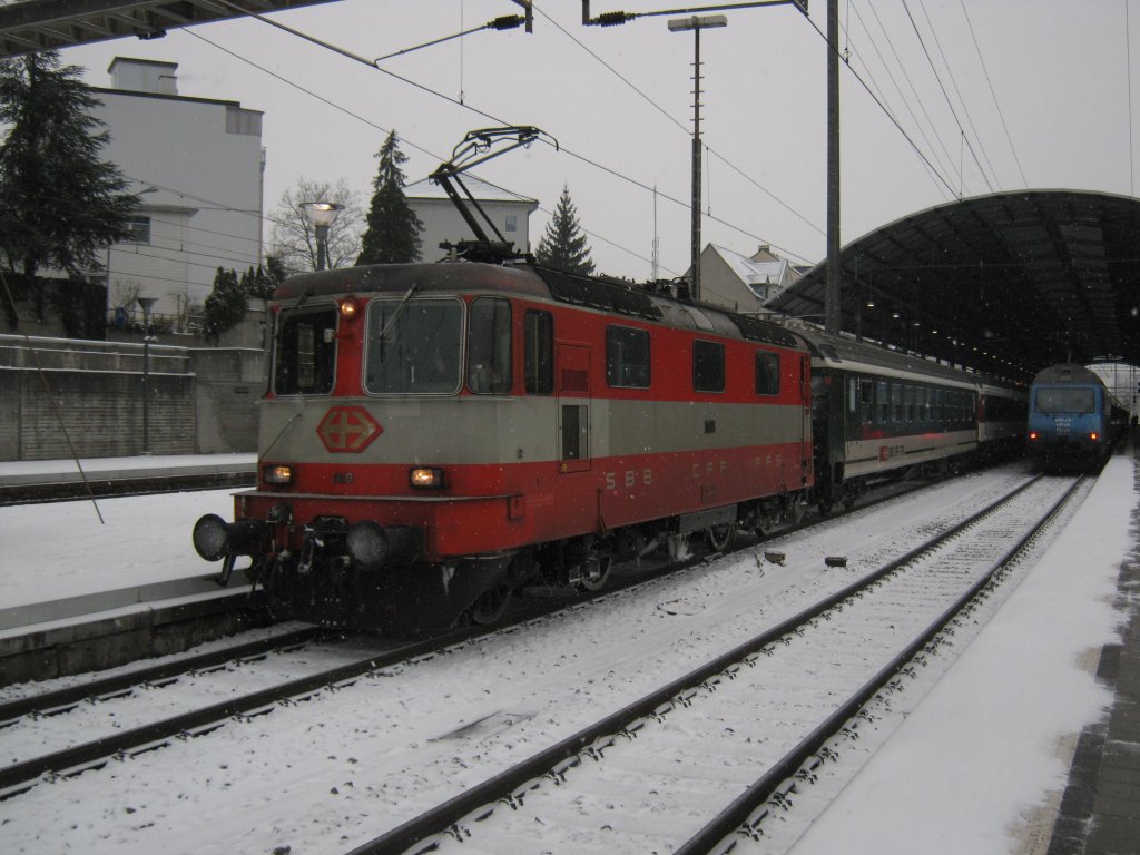 Re 4/4 II 11109 mit IR 2178 in Olten, 25.12.2010.