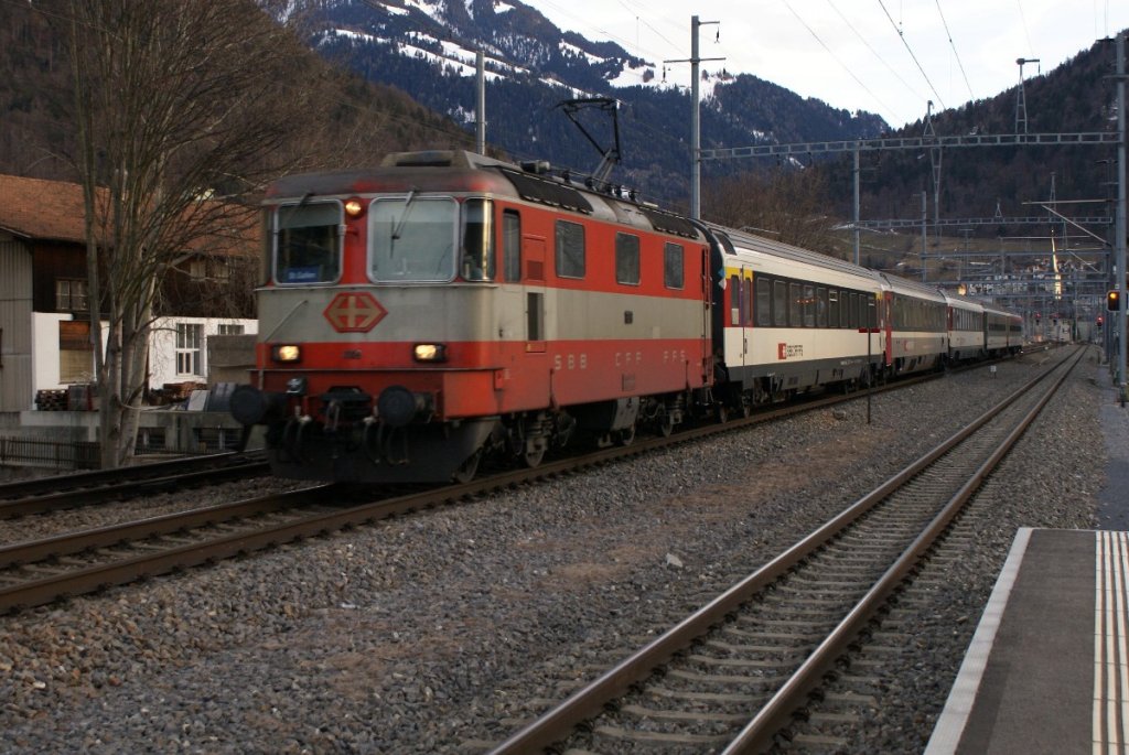Re 4/4 II 11109 verlsst am 22.2.10 Chur im letzten Abendlicht mit dem RE 3838 nach St. Gallen.

