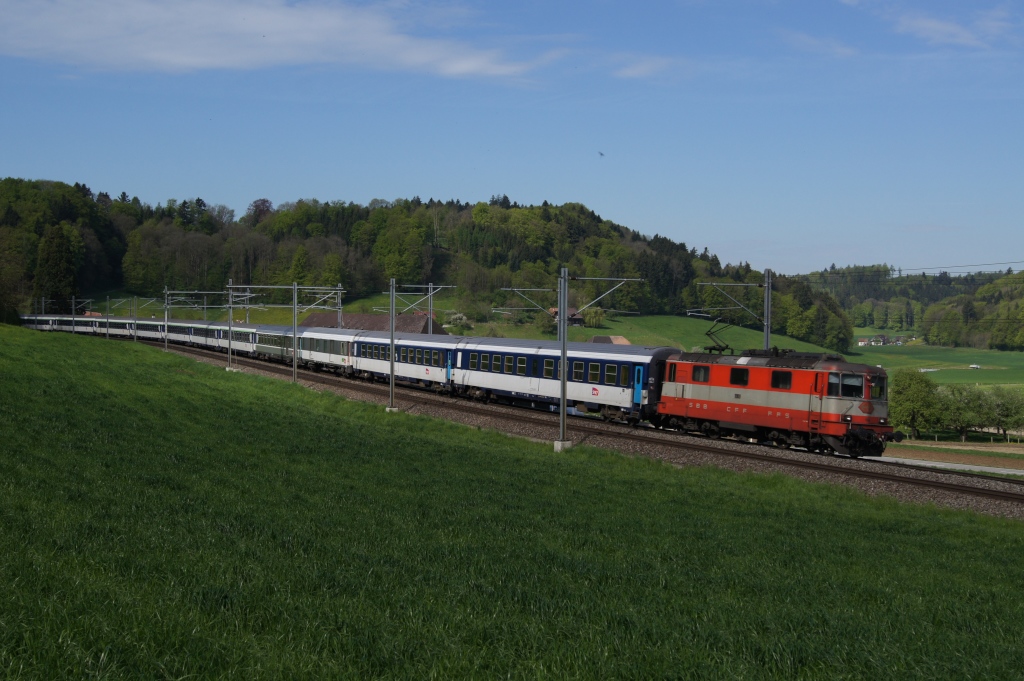 Re 4/4 II 11109 zieht am 4.5.12 einen Pilgerzug von Burgdorf Richtung Wynigen.