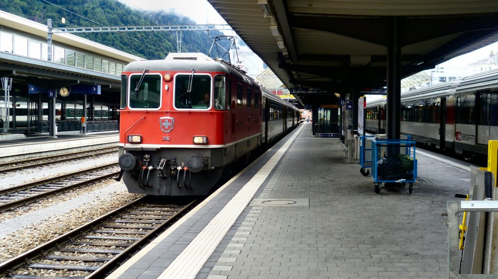 Re 4/4 II 11114 am 07.08.11 mit RE 3832 nach St.Gallen abfahrtsbereit in Chur.