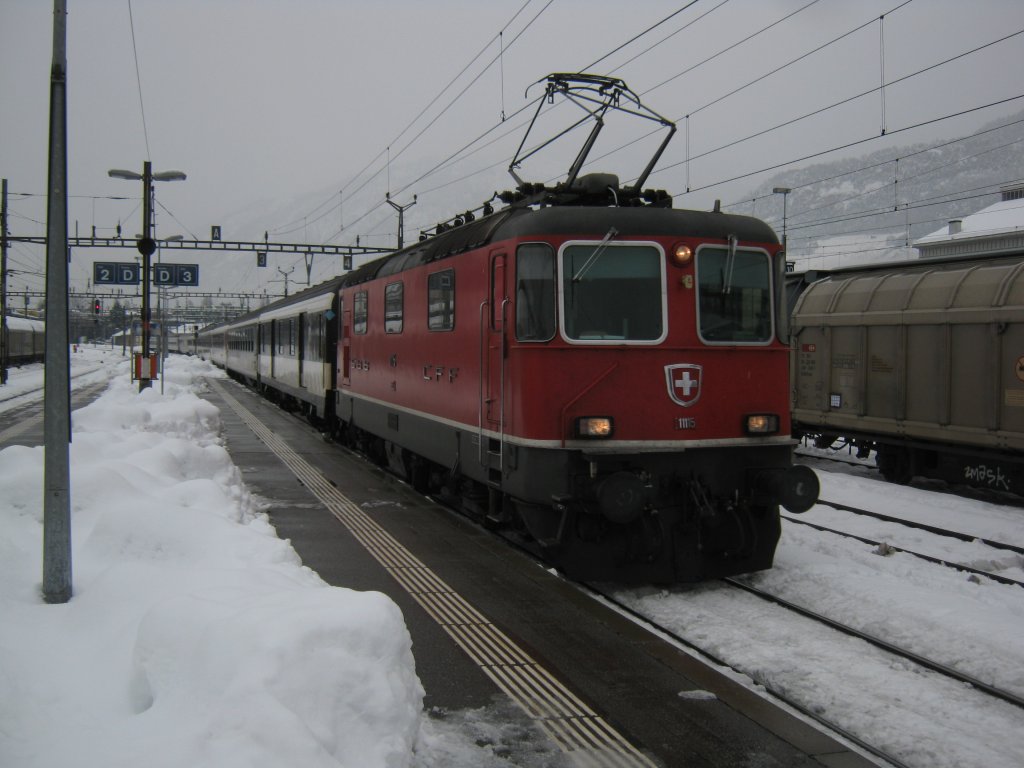 Re 4/4 II 11115 (anstelle einer Re 460) mit IR 1724 bei Einfahrt in Sion. Wegen einer Bremsstrung wird dieser Zug die nchsten 15 Min. in Sion stehen bleiben, 21.12.2011.
