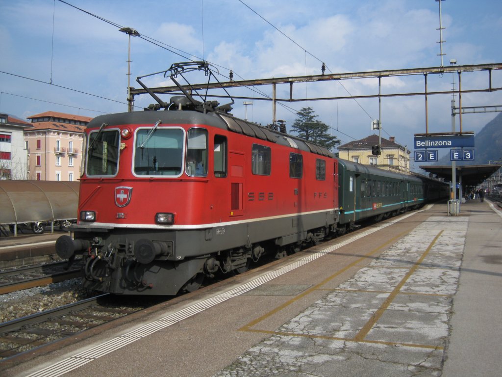 Re 4/4 II 11115 mit IR 2165 in Bellinzona. Der Zug wurde an der Spitze noch mit zwei B (r) EWII verstrkt, 22.02.2011.