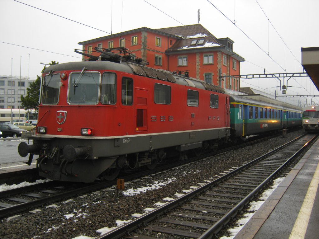 Re 4/4 II 11116 mit dem Dispo Basel als Ersatz EC 153 (Basel-Arth-Goldau) in Arth-Goldau. Der planmssige ETR470 fiel aus, so kam ich in den Genuss, in einem EW I/II Pendel von Olten bis Arth-Goldau zu fahren. Anschliessend verkehrte der Zug leer zurck nach Basel, 23.12.2011.
