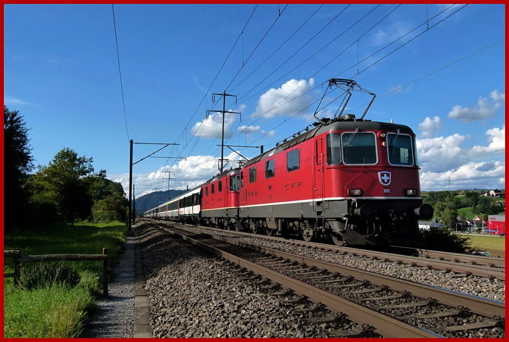 Re 4/4 II 11121 und Re 4/4 II 11218. Doppelt hlt besser ? Der Interregio von Basel ist auf dem Weg nach Zrich und hier kurz vor Frick im Aargau am 17.9.2010.