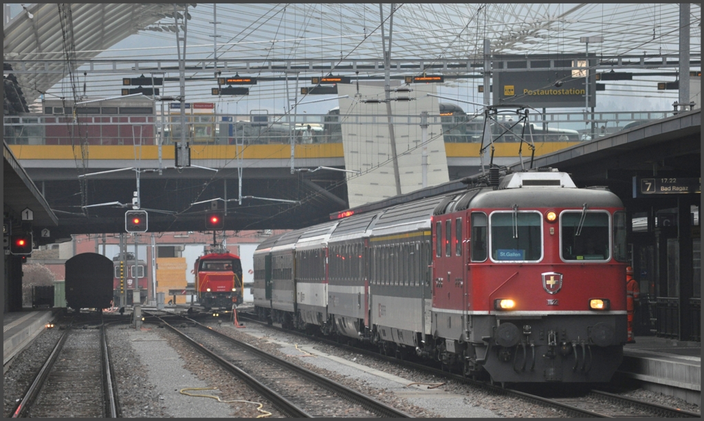 Re 4/4 II 11122 mit RheintalExpress nach St.Gallen in Chur. (16.02.2011)