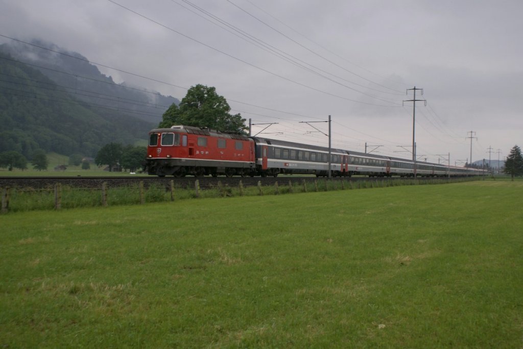 Re 4/4 II 11122 zieht am 12.6.10 den letzten Transalpin von Reichenburg Richtung Bilten. Der Transalpin wurde durch einen weiteren Railjet abgelst.