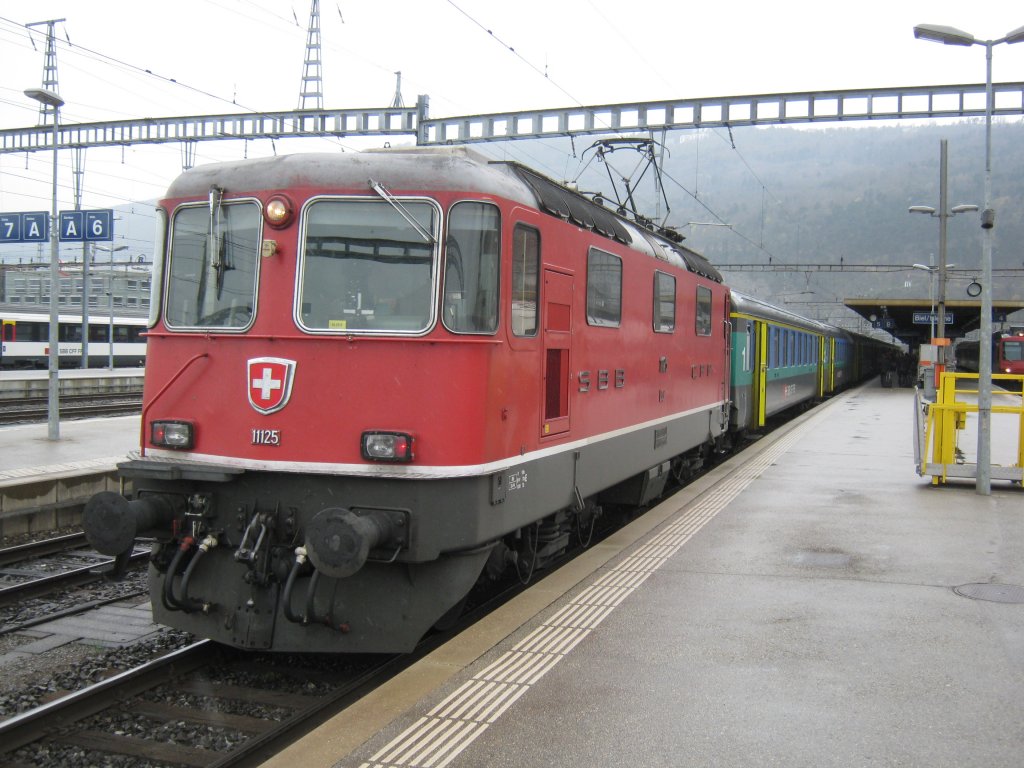 Re 4/4 II 11125 am Ersatz IR 2122 in Biel, 31.03.2011. Whrend der Baselworld (24.03.2011-31.03.2011) verkehrte ein Umlauf zwischen Biel und Kontanz mit einem EW I/II Pendel, da der planmssige EW IV Pendel fr die Verstrkung in Basel abgezogen wurde. Dieser Zug wird in ca. 30 Min. zurck nach Konstanz fahren.