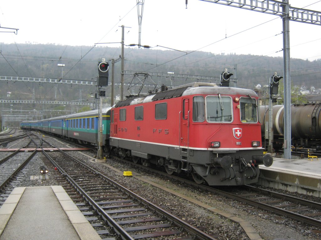 Re 4/4 II 11125 am Ersatz IR 2122 in Biel, 31.03.2011. Whrend der Baselworld (24.03.2011-31.03.2011) verkehrte ein Umlauf zwischen Biel und Kontanz mit einem EW I/II Pendel, da der planmssige EW IV Pendel fr die Verstrkung in Basel abgezogen wurde. Dieser Zug wird in ein anderes Gleis manvriert und in ca. 30 Min. zurck nach Konstanz fahren.
