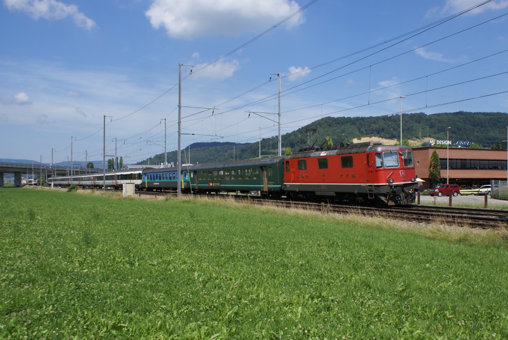 Re 4/4 II 11125 mit IR 1773 bei Sissach, am 7.8.10.