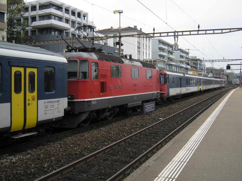 Re 4/4 II 11125 mit Ersatzkomposition als IR 2334 im Bahnhof Thalwil. Dieser Zug Bestand aus einem 4-teiligen RBe Pendel (mit BDt, an der Zugspitze) und einem 6-teitligen Re 4/4 II Pendel mit NPZ- Wagen und BDt, 09.10.2010.
