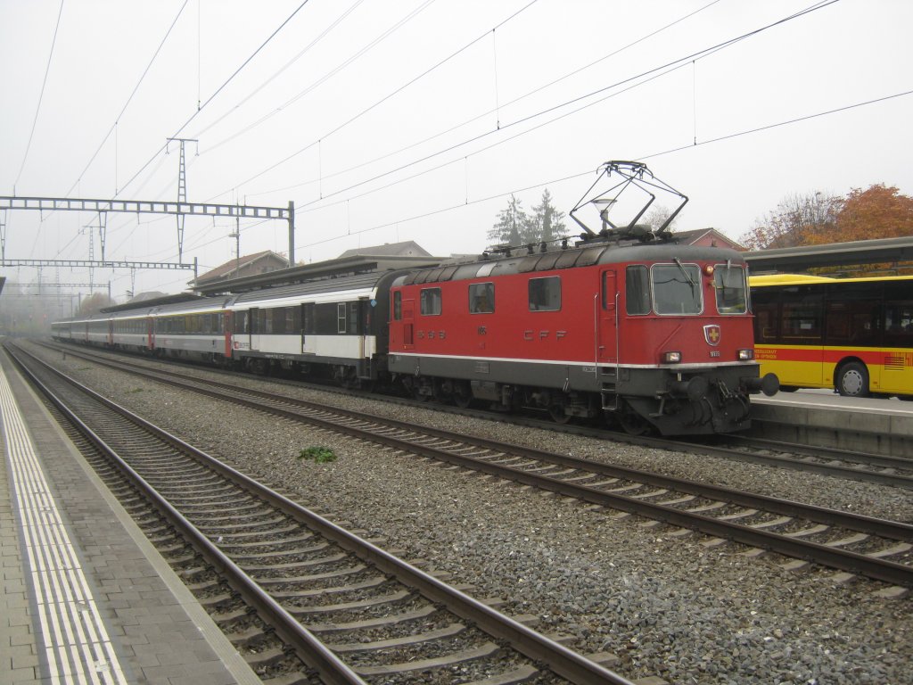 Re 4/4 II 11126 mit IR 1771 in Sissach, 06.11.2011.