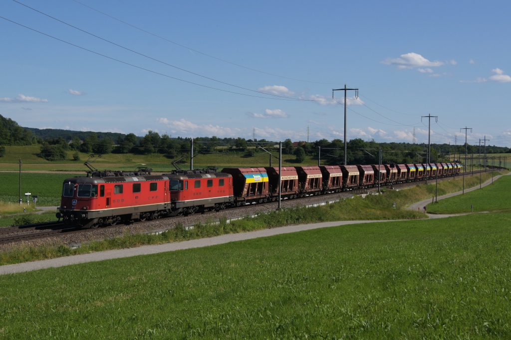 Re 4/4 II 111273 und Re 4/4 II 11190 ziehen am 14.6.12 Kieszug von von Glattfelden Richtung Eglisau.
