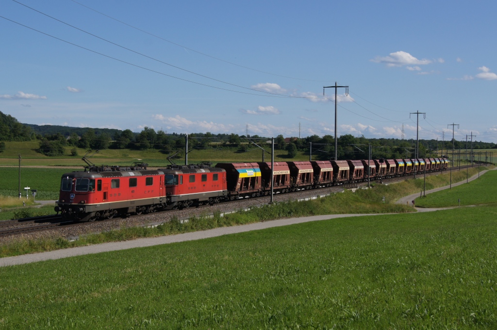 Re 4/4 II 111273 und Re 4/4 II 11190 ziehen am 14.6.12 Kieszug von von Glattfelden Richtung Eglisau.