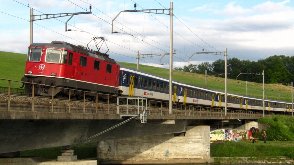 Re 4/4 II 11128 mit Arbeiterzug Zrich HB-Arth Goldau bei Oberrti am 20.06.2011 