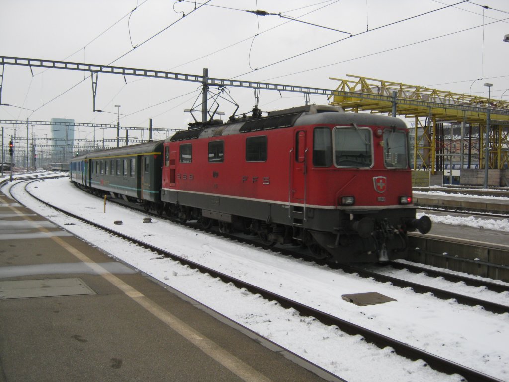 Re 4/4 II 11130 mit Ersatzkomposition als IC 577 bei Ausfahrt in Zrich HB. Vor der Lok ist einer der beiden letzten A(r) (50 85 18-33 636-9), 03.12.2010.